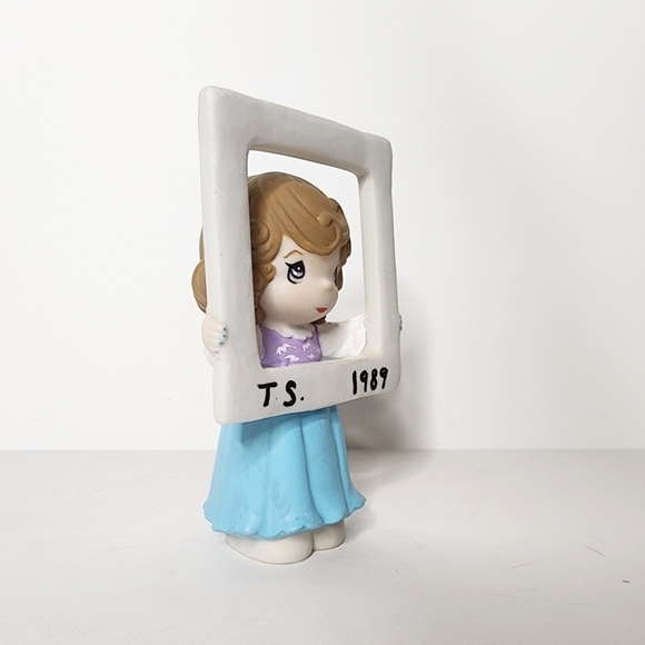 Taylor Swift 1989 Polaroid Inspired Altered Moments Figurine - Picture 4 of 7
